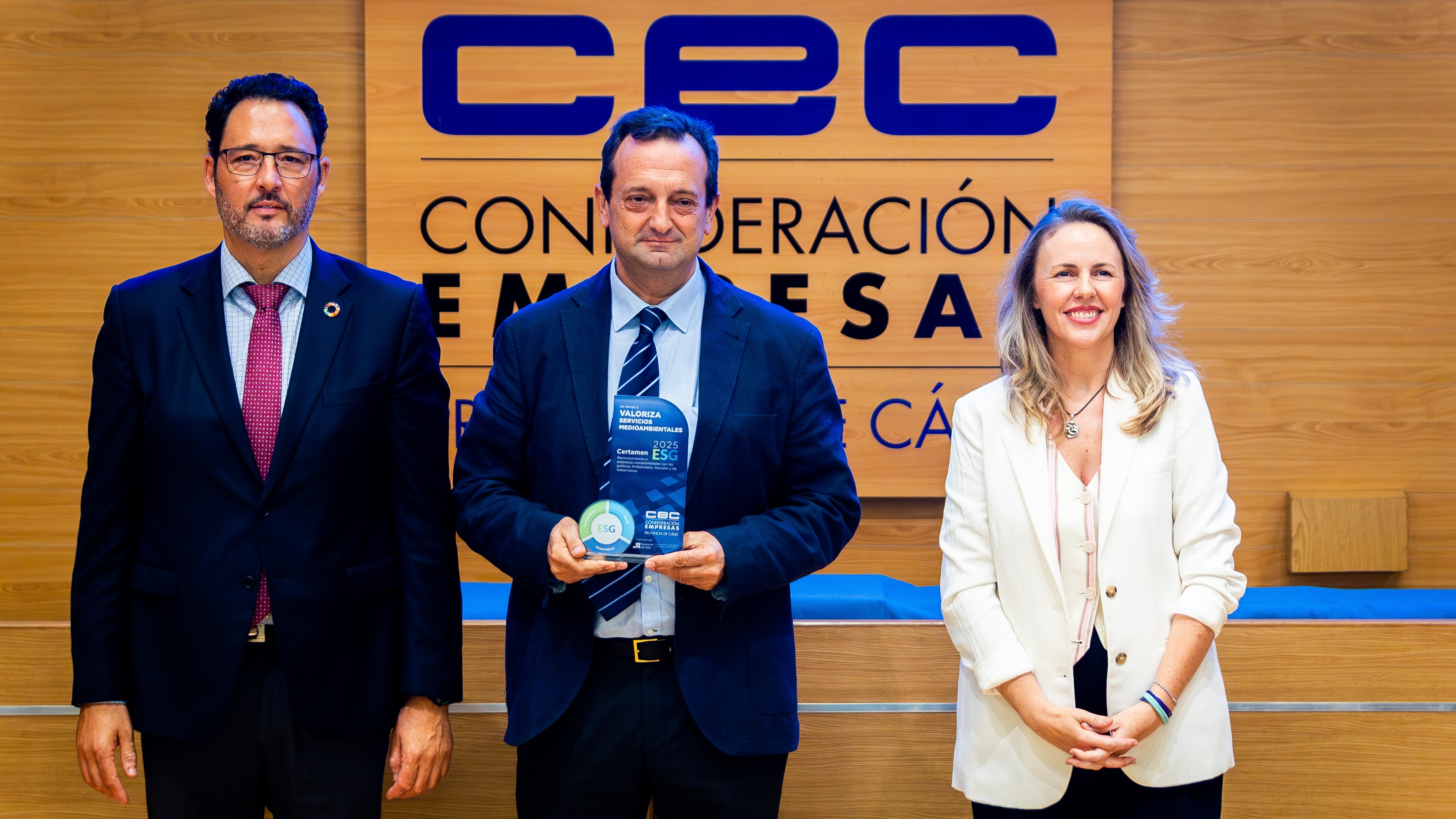 Recogida del reconocimiento ODS y ESG de la CEC por parte de Jesús Sánchez Campuzano